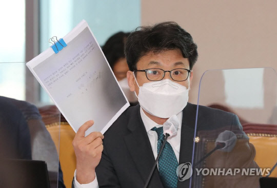 진성준 더불어민주당 의원이 지난 4일 서울 여의도 국회에서 열린 국토교통위원회 전체회의에서 도시 및 주거환경정비법 개정 조속 입법 탄원서를 들고 발언하고 있다. <연합뉴스>